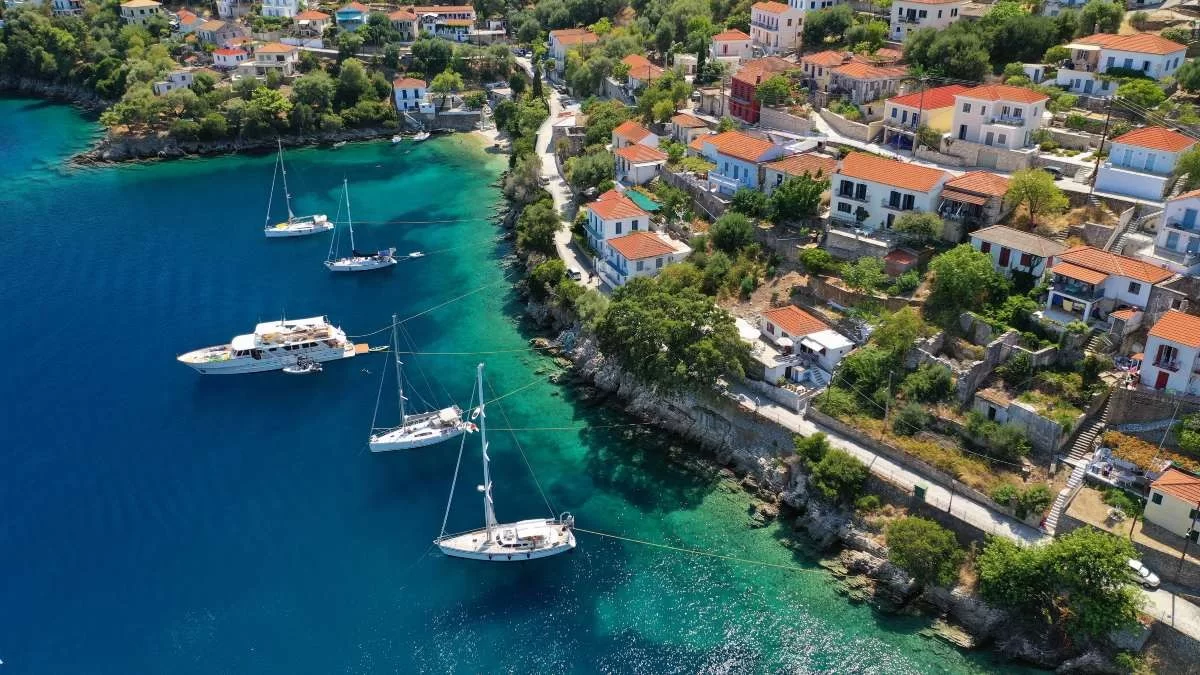 Ο Τάσος Δούσης προτείνει: 5 μαγικά νησιά χωρίς πολύ κόσμο για ήσυχες διακοπές