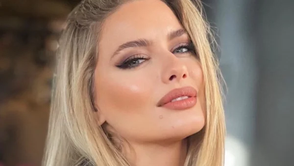 Μπάνιο στο ηλιοβασίλεμα με λεοπάρ μπικίνι - Οι αρετουσάριστες φωτογραφίες της Ντόρας Μακρυγιάννη