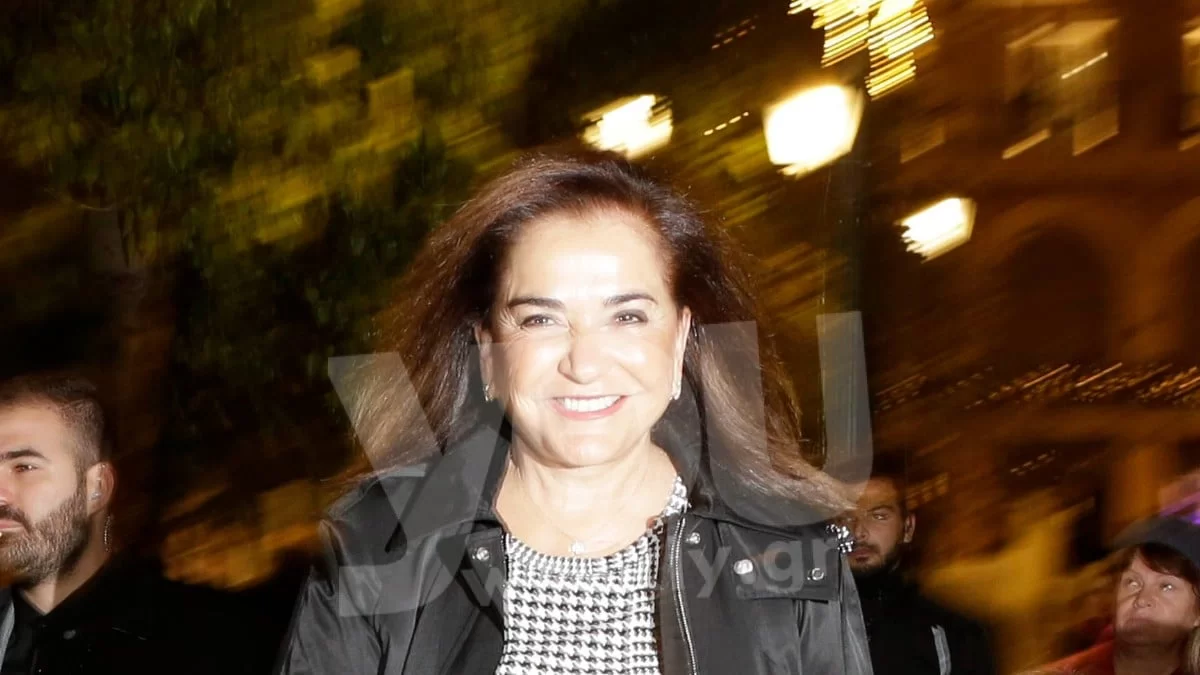 Έβγαλε τα σακάκια και τα σοβαρά φορέματα η Ντόρα Μπακογιάννη - Άβαφη για φαγητό με τα εγγόνια της στην Κρήτη