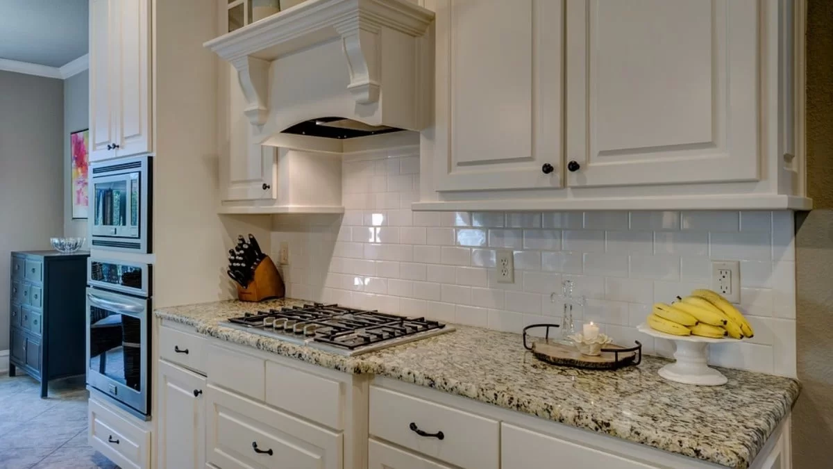 Χρειάζεσαι ξύδι και ακόμα 1 υλικό - Έτσι θα κάνεις σαν καινούργια τα ντουλάπια της κουζίνας σου