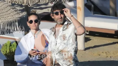 Ξέπλεναν ένα ένα τα κουβαδάκια των παιδιών τους - Σε οικογενειακές στιγμές Οικονομάκου & Μιχόπουλος σε παραλία της Μυκόνου