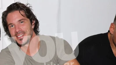 Έτσι ντύνεται εκτός πίστας - Αγνώριστος με ψηλή αθλητική κάλτσα ο Οικονομόπουλος στο νησί των ανέμων