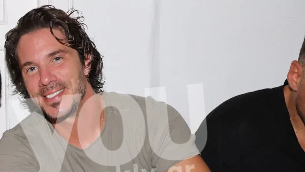 Έτσι ντύνεται εκτός πίστας - Αγνώριστος με ψηλή αθλητική κάλτσα ο Οικονομόπουλος στο νησί των ανέμων