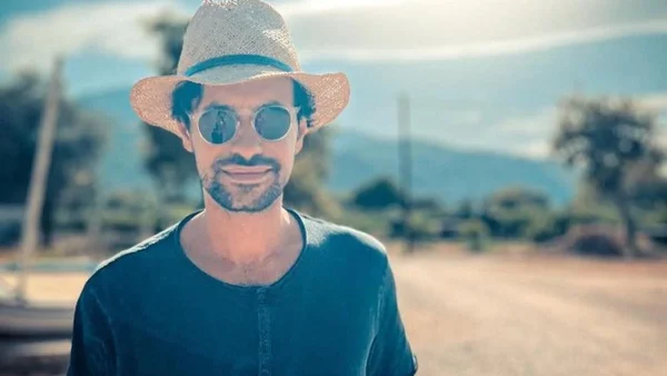 Μεγαλώνει ο μοναχογιός του Ορφέα Αυγουστίδη - Στην παραλία με πολύχρωμο πουκαμισάκι ο μικρός Αχιλλέας