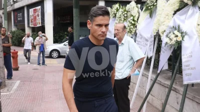 Με χαμηλωμένο το βλέμμα στην κηδεία του Ρόμπερτ Ουίλιαμς - Στο πλευρό της Ιλένιας ο Δημήτρης Ουγγαρέζος