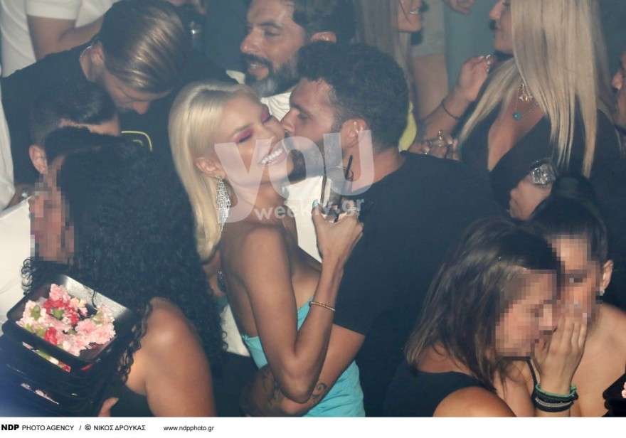 Ο Στάθης Σχίζας φιλάει στο μάγουλο την Παναγιώταρου