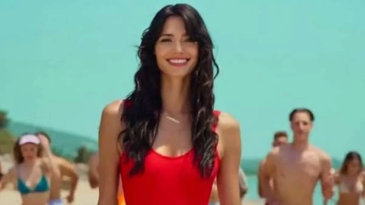 Σαν μία άλλη Pamela Anderson - Με καυτό ολόσωμο κόκκινο μαγιό η Ηλιάνα Παπαγεωργίου στο trailer του Love Island