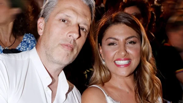 Με ένα total white look η Έλενα Παπαρίζου, στο Ηρώδειο, στο πλευρό του Ανδρέα Καψάλη -  Η υπέρκομψη εμφάνιση της κέντρισε όλα τα βλέμματα