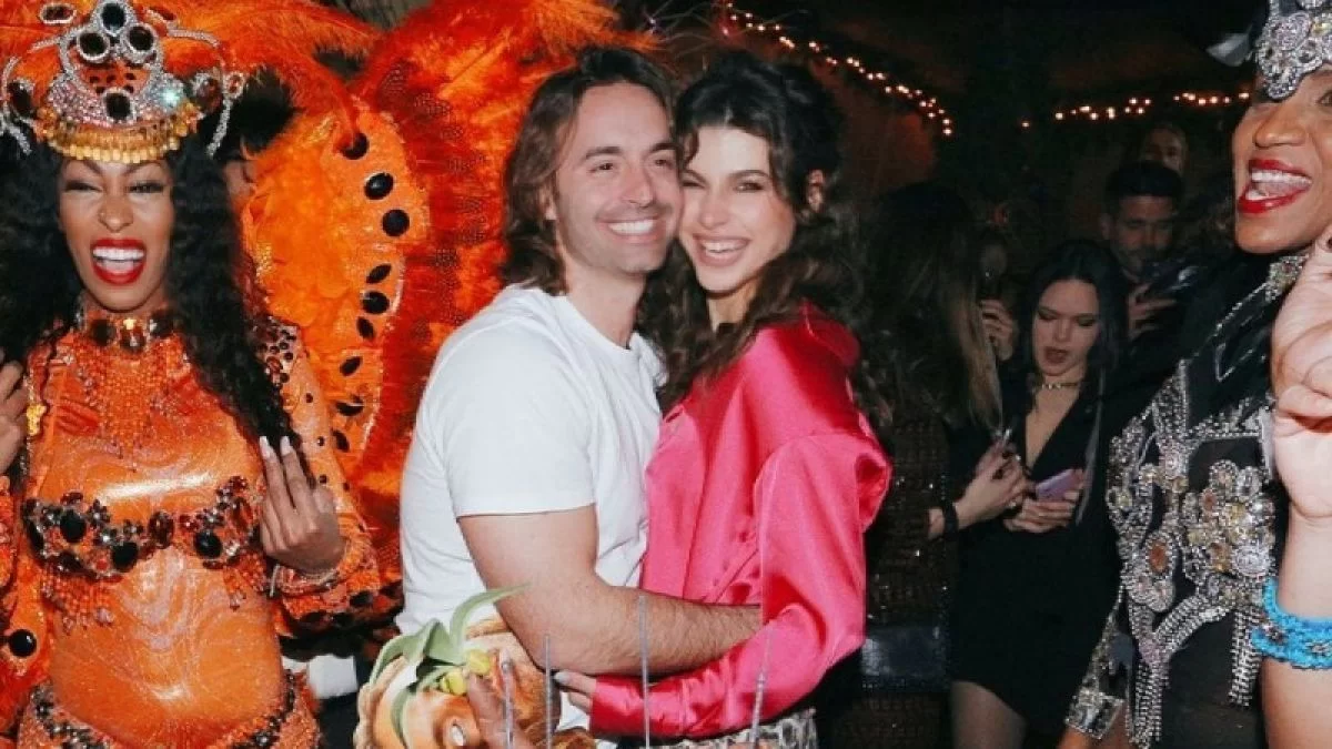 Η φωτογραφία τους κάνει τον γύρο του διαδικτύου - Η Δανάη Παππά αγκαλιά με τον Λάμπρο Λάζαρη στην Πάρο