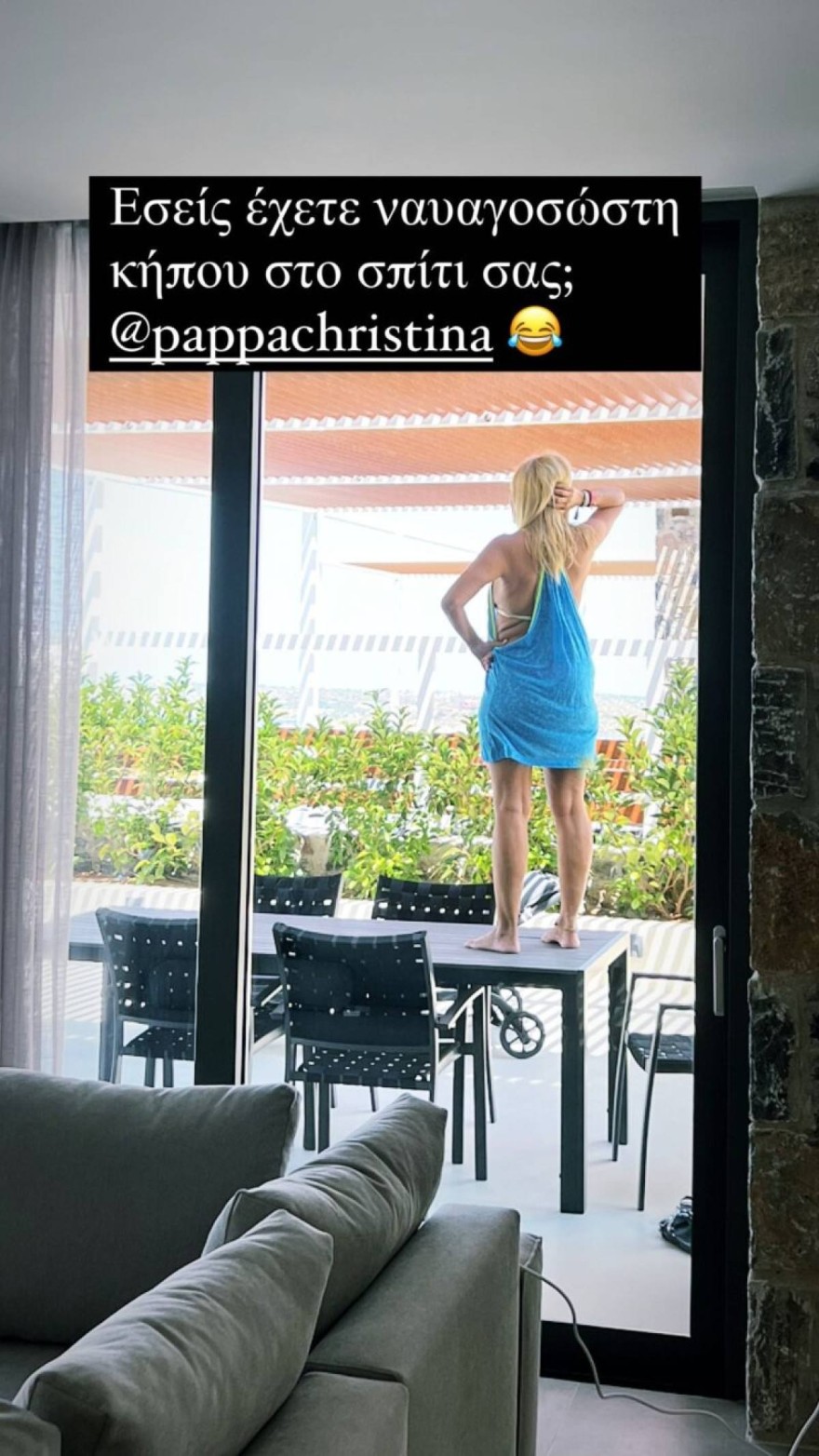 Η Χριστίνα Παππά ποζάρει πάνω στο τραπέζι του κήπου