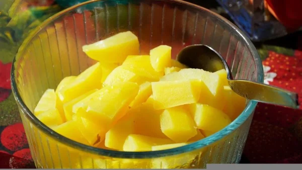 Το λάθος που κάνουμε όλοι όταν βράζουμε πατάτες - Τι πρέπει να αποφεύγουμε