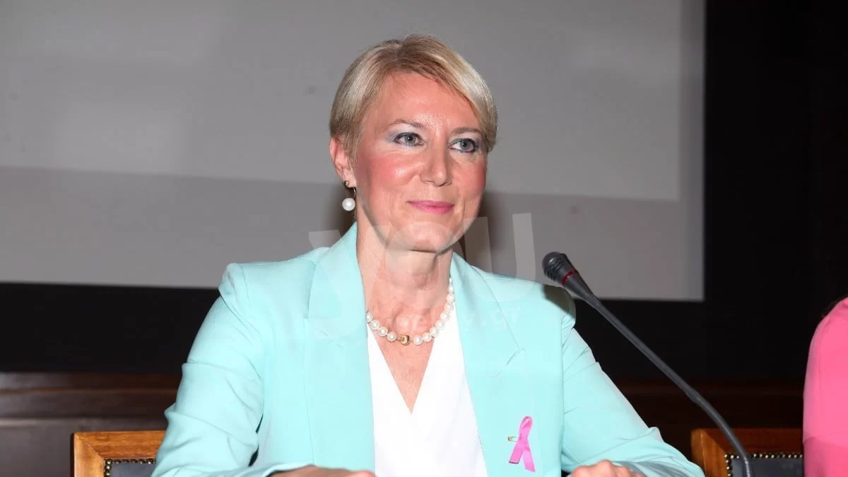 Με εμπριμέ φόρεμα σε μπλε αποχρώσεις και λευκή τσάντα στον ώμο - Η Νατάσα Παζαΐτη "έκλεψε" τις εντυπώσεις στο θέατρο