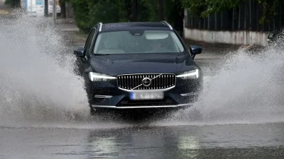 Εξελίξεις με τη σφοδρή κακοκαιρία - Διακόπηκε η κυκλοφορία στην Πειραιώς