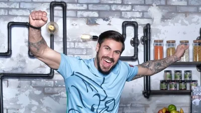 «Σας στέλνουμε...» - Οι ευχές του Πετρετζίκη στη Συνατσάκη λίγο πριν γίνει για 2η φορά μπαμπάς