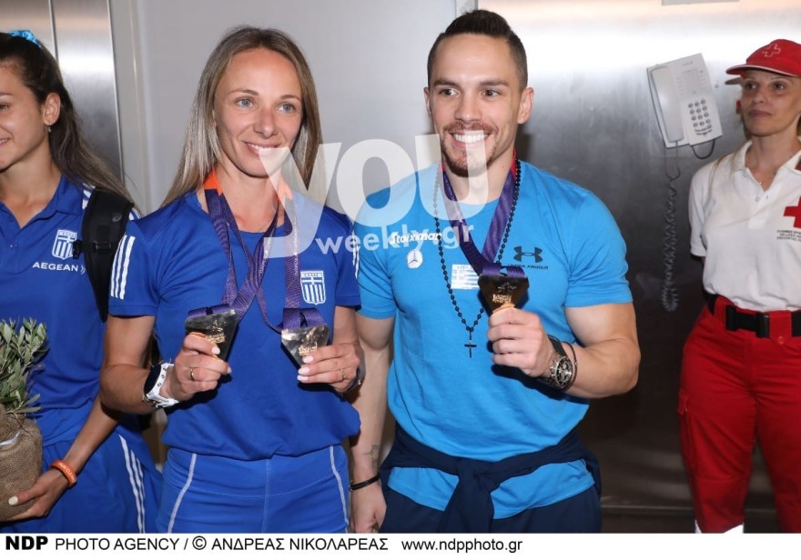 Λευτέρης Πετρούνιας και Αντιγόνη Ντρισμπιώτη ποζάρουν με τα μετάλλια τους στον φακό