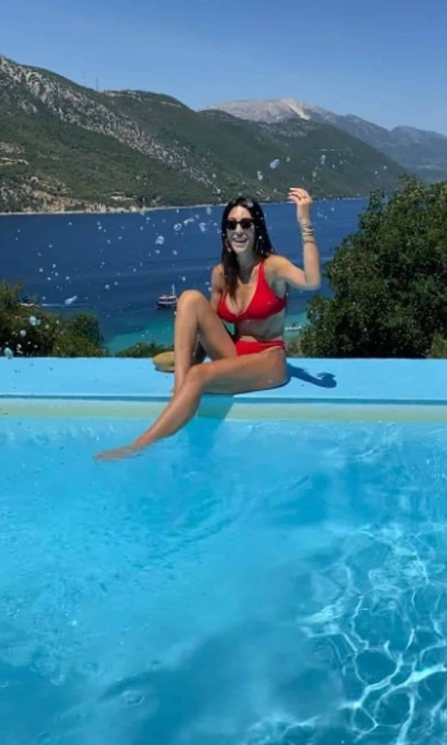 Με μίνιμαλ μπικίνι και απίθανες αναλογίες στο Μεγανήσι η Φλορίντα Πετρουτσέλι