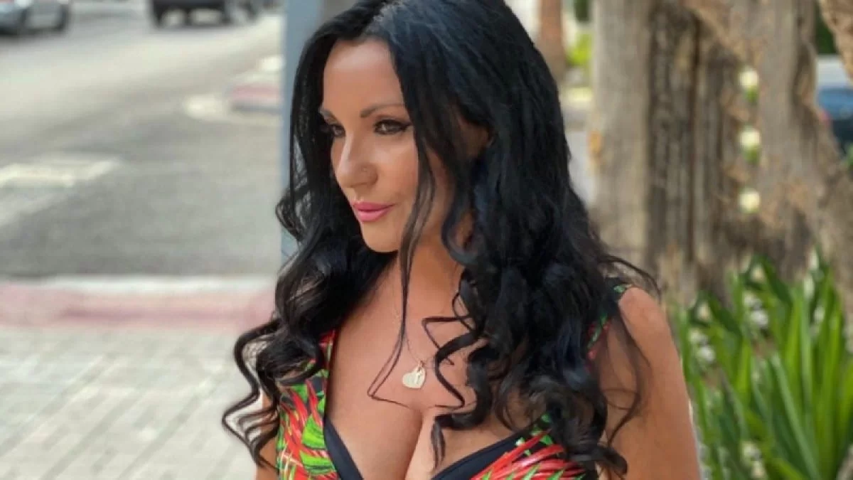 Με λευκό μπραζίλιαν μπικίνι στα 50 της - Η Πόπη Μαλλιωτάκη δείχνει την πίσω όψη της και "ρίχνει" το Instagram