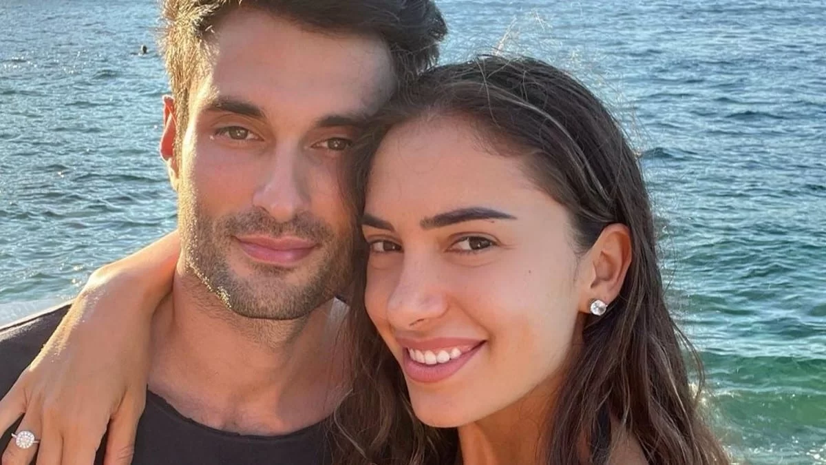 Λίγο πριν ανέβουν τα σκαλιά της εκκλησίας - Το ρομαντικό ταξίδι της Άννας Πρέλεβιτς και του Νικήτα Νομικού στη Σύμη