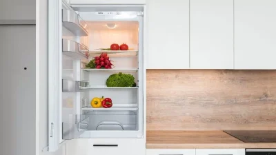 Θέλει μαγειρική σόδα και άλλο ένα υλικό - Το κόλπο για να φύγουν οι άσχημες μυρωδιές από το ψυγείο σας