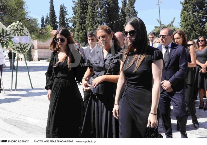 Η οικογένεια του νεκρού στην κηδεία του Σταύρου Ψυχάρη