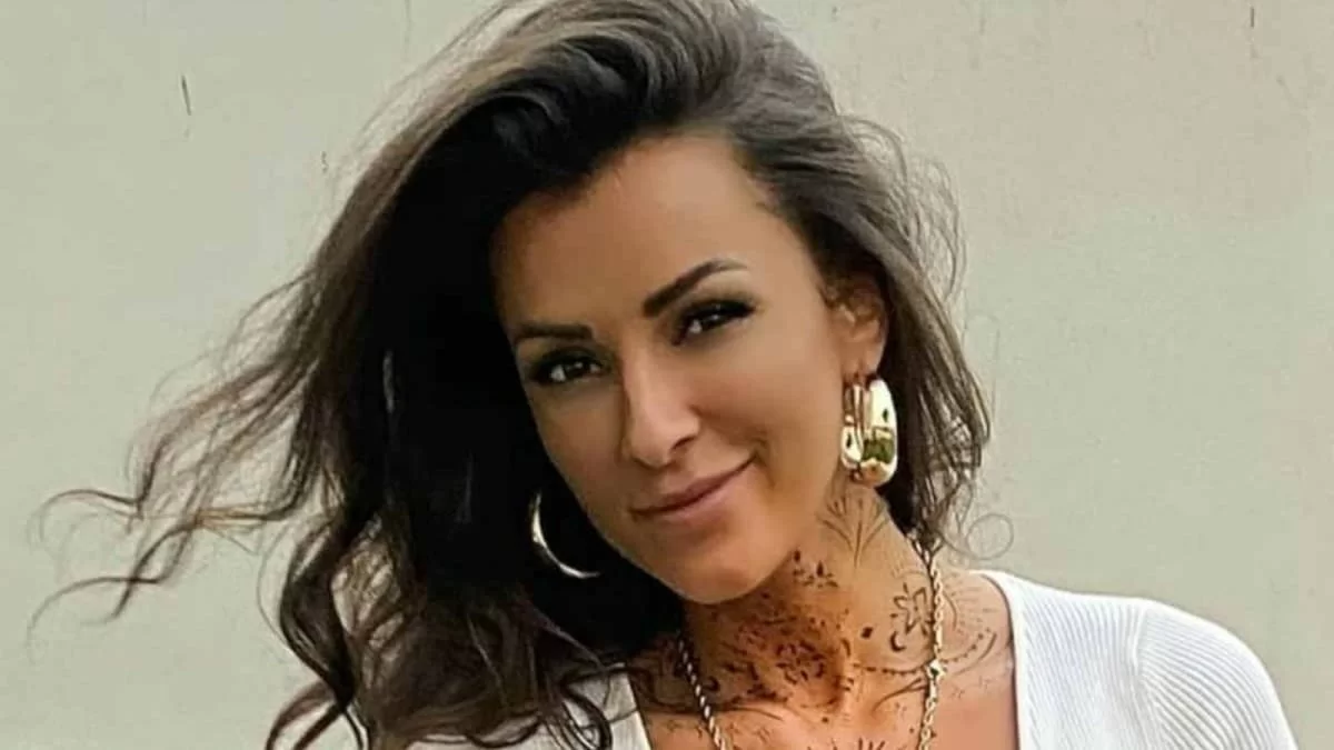 Με λεοπάρ μπικίνι στα βράχια - ''Άναψε'' τα αίματα η Ραμόνα Μοροσάνου με την πόζα της στη θάλασσα