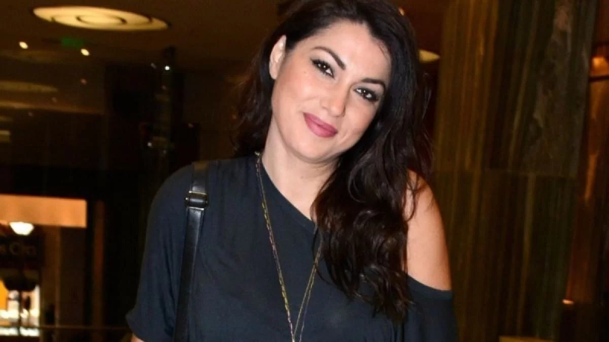 Με τεράστια βεράντα και πελώρια βιβλιοθήκη στο σαλόνι - Βγαλμένο από περιοδικό το σπίτι της Κλέλιας Ρένεση