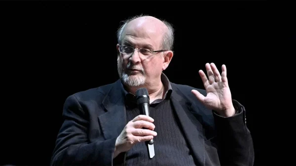 Θρίλερ στην Νέα Υόρκη - Μαχαίρωσαν τον Ινδό συγγραφέα Σαλμάν Ρουσντί