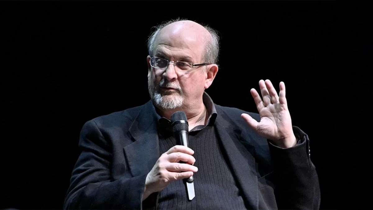 Θρίλερ στην Νέα Υόρκη - Μαχαίρωσαν τον Ινδό συγγραφέα Σαλμάν Ρουσντί