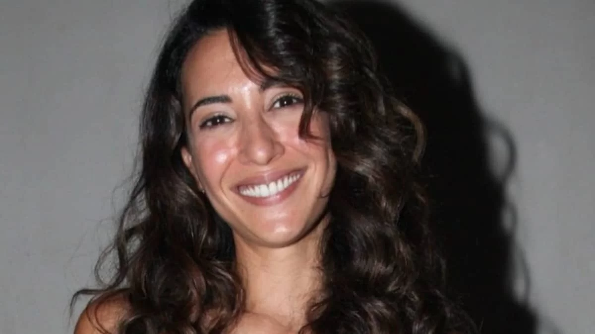 Xόρευε σε παραλία της Αφρικής με τουρμπάνι στα μαλλιά - Ο ξέφρενος χορός της Σαμαρά στην άμμο