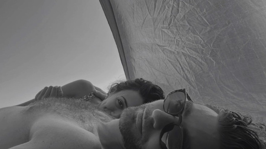 Η Ευγενία Σαμαρά στην αγκαλιά του συντρόφου της Γιάννη Ποιμενίδη