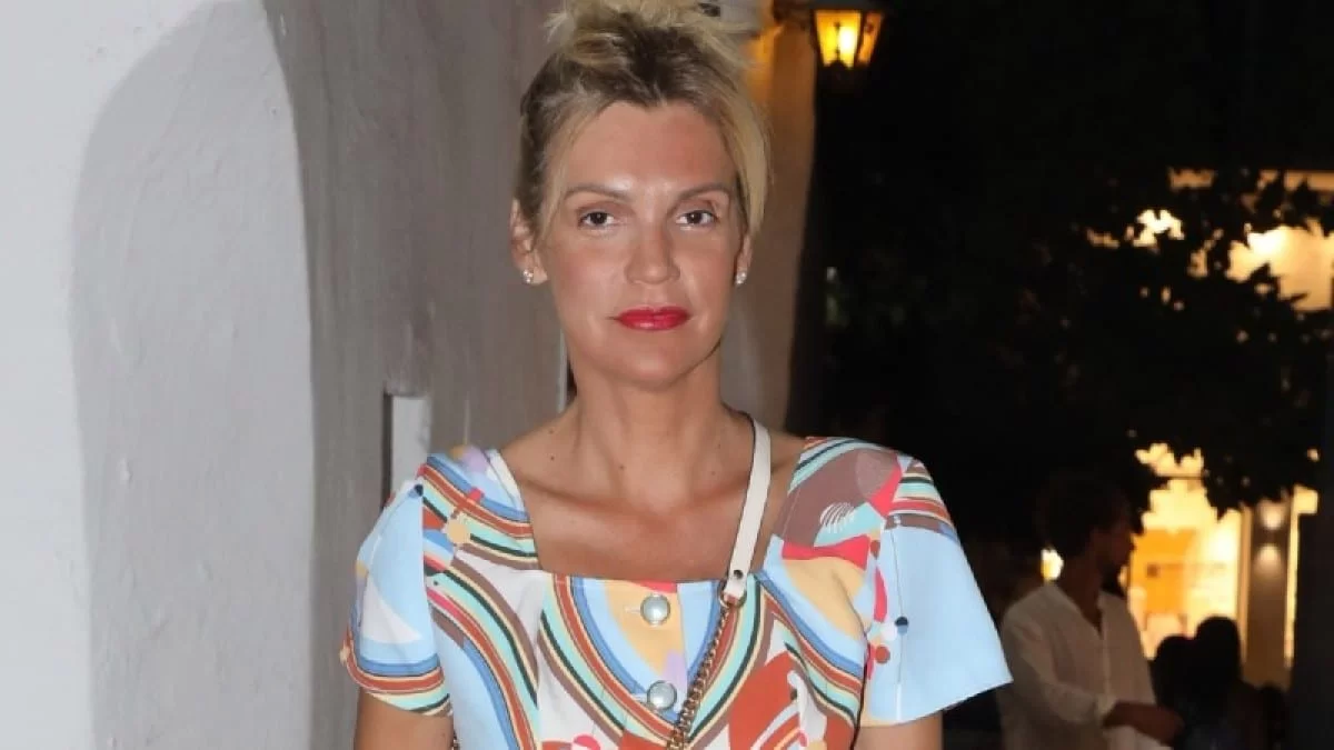 Με λευκό φόρεμα και φούξια πλαφόρμες και τσαντάκι - "Χαμός" σε βάφτιση στη Χίο με την εμφάνιση της Σάσας Σταμάτη