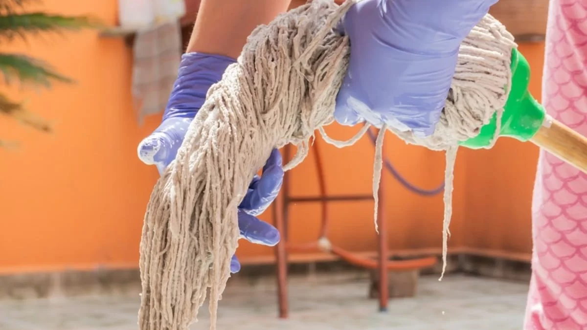 Βάλε λεμόνι μαζί με άλλα δύο υλικά στον κουβά και βούτηξε την σφουγγαρίστρα - Το κόλπο για τέλεια μυρωδιά