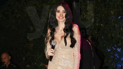 Κάλυπτε το στήθος μόνο με τα μαλλιά της - Αναστάτωσε με την εικόνα της η Σία Βοσκανίδου