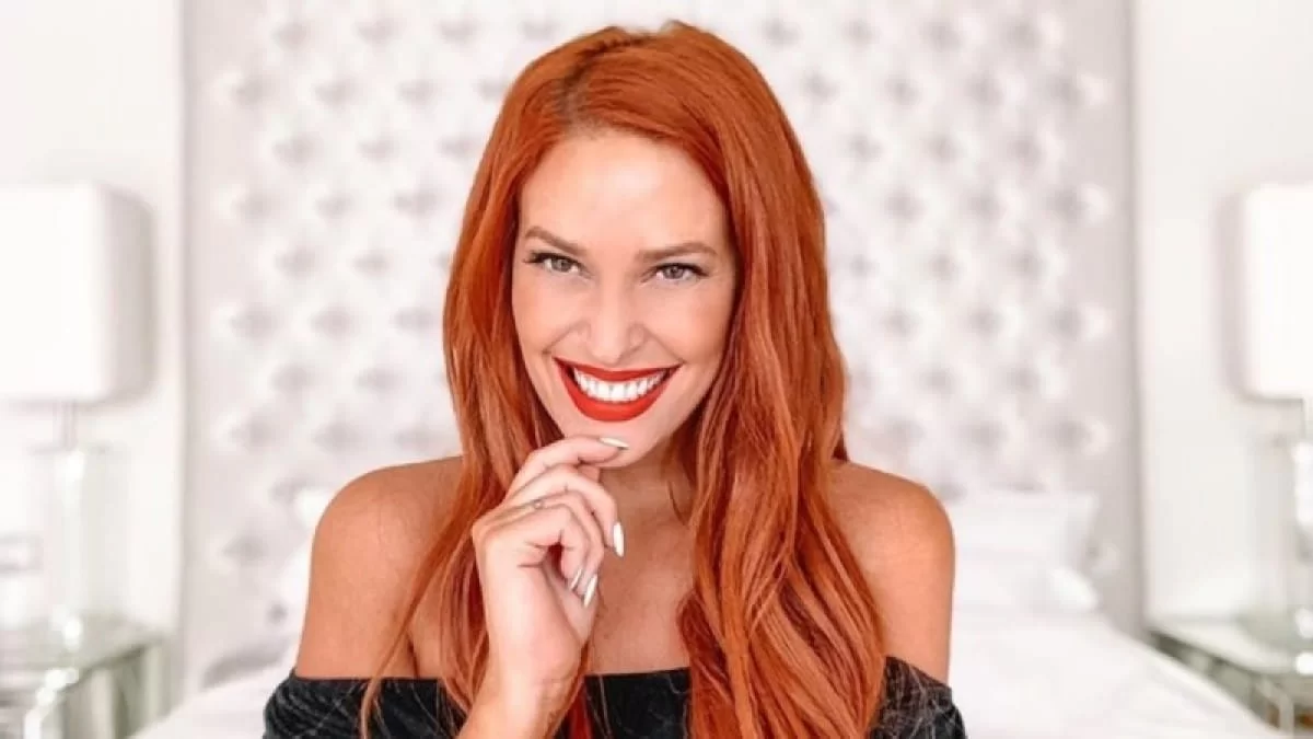 Άφησε τη Λέσβο και πήγε Σαμοθράκη - Με κοντό μαύρο φόρεμα μπροστά από εκκλησάκι η Σίσσυ Χρηστίδου