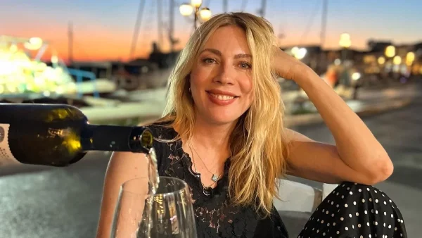 Κατάλληλο για όλες τις ηλικίες και τα σωματότυπα - Το boho chic κιμονό της Σμαράγδας Καρύδη στην παραλία