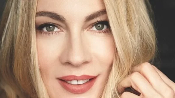 Η Σμαράγδα Καρύδη πόζαρε στα 52 της με μπικίνι - Η φωτογραφία που έκανε τον Γκοτσόπουλο να της σχολιάσει