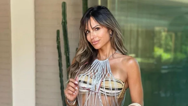 Κατάμαυρη μέσα στη θάλασσα - Η Σόφη Πασχάλη βούτηξε στο νερό με το μικροσκοπικό μαύρο μπικίνι της