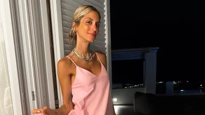 Με πιάτο θέα όλη την Σαντορίνη - Η Σοφία Καρβέλα πόζαρε αγκαλιά με τους γιους της στο Κυκλαδίτικο νησί