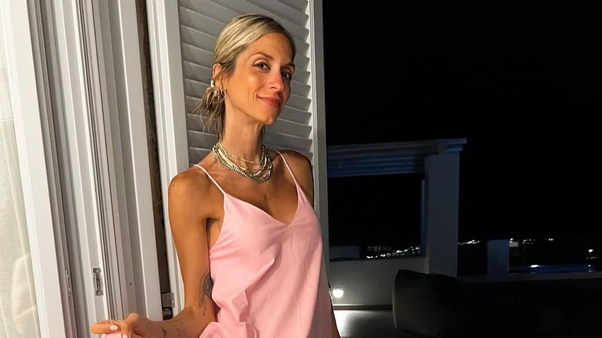 Με πιάτο θέα όλη την Σαντορίνη - Η Σοφία Καρβέλα πόζαρε αγκαλιά με τους γιους της στο Κυκλαδίτικο νησί