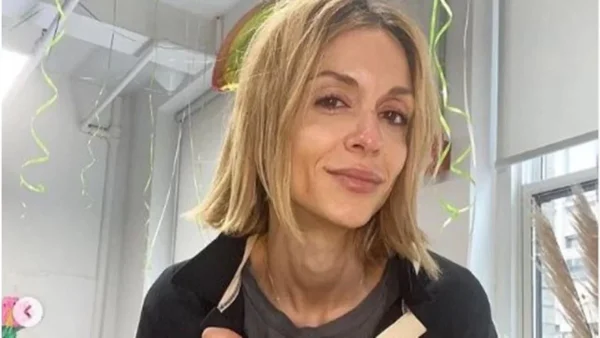 ''Φέτες'' το κορμί της Σοφίας Καρβέλα - Επέστρεψε στην Ελλάδα και πόζαρε με εντυπωσιακό κόκκινο μπικίνι