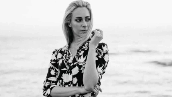 Με μέση δαχτυλίδι και μαγιό με πολύχρωμο μοτίβο - Η νέα ανάρτηση της Σοφίας Μανωλάκου από την όμορφη Λακωνία