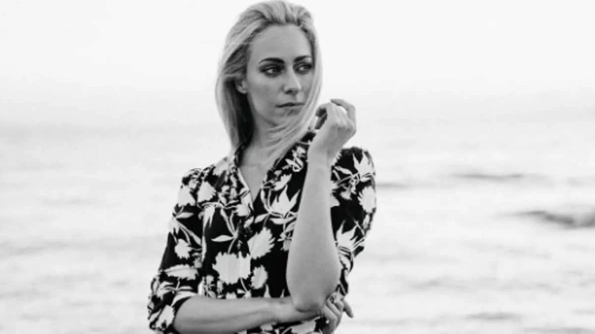 Με μέση δαχτυλίδι και μαγιό με πολύχρωμο μοτίβο - Η νέα ανάρτηση της Σοφίας Μανωλάκου από την όμορφη Λακωνία