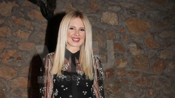 Με κοτσιδάκι στα μαλλιά και πλεκτό μαγιό με κρόσια - "Έριξε" το Instagram η Σοφία Μαριόλα