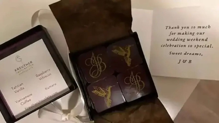 Tα σοκολατάκια που έκαναν δώρο στους καλεσμένους οι Άφλεκ και Λόπεζ