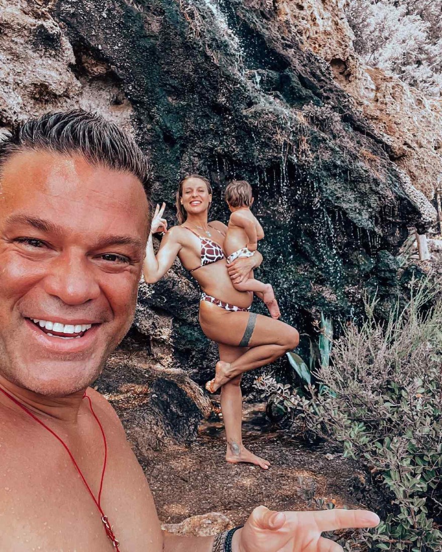 Κώστας Σόμμερ Βαλεντίνη Παπαδάκη και Ιάσωνας στην παραλία