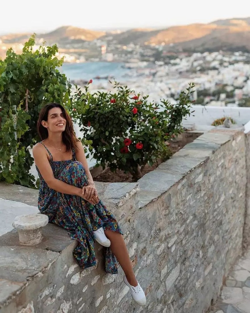 Η Τόνια Σωτηροπούλου ποζάρει σε κάποιο νησί