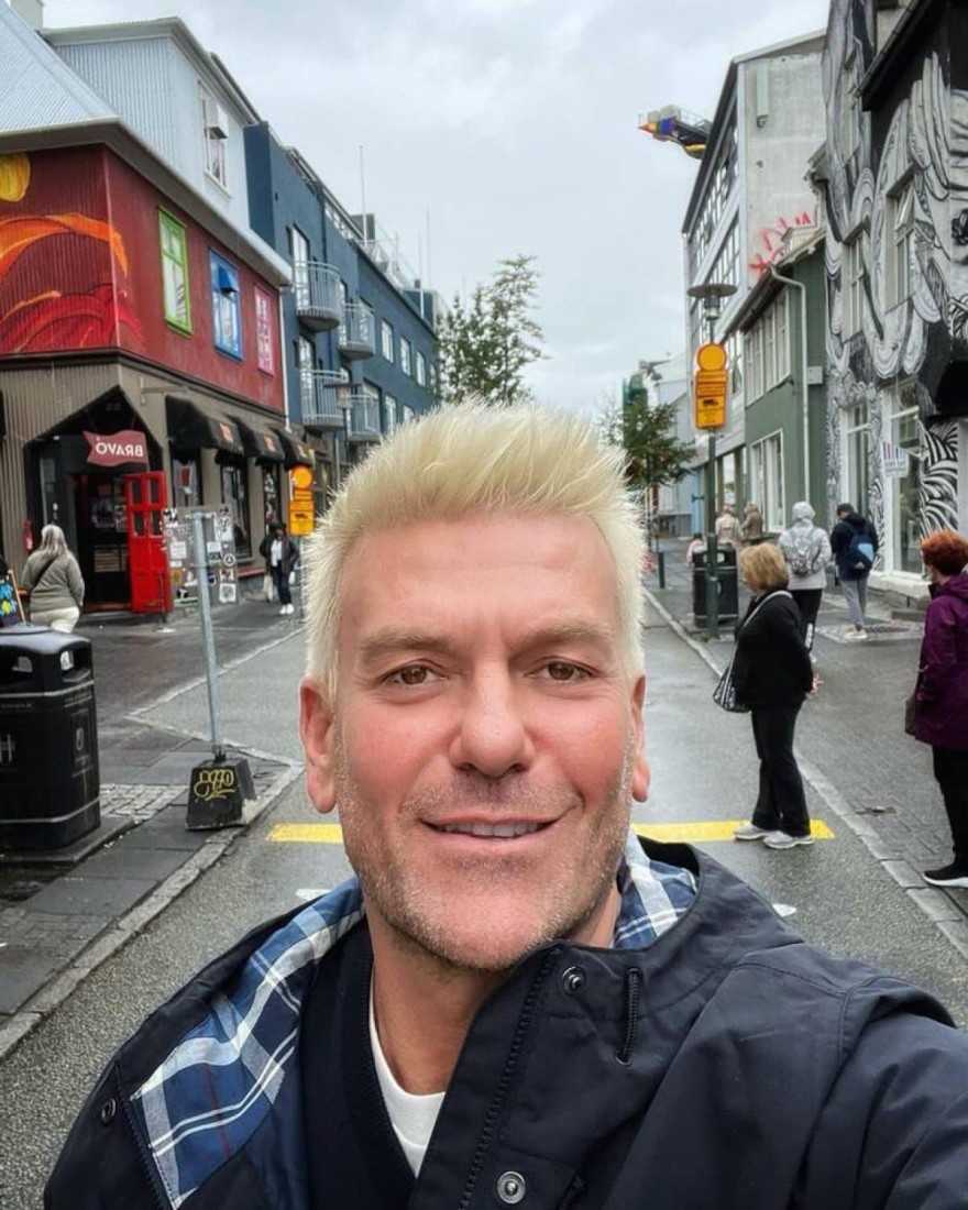 Ο Σπύρος Σούλης με ξανθά μαλλιά στην Ισλανδία