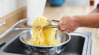 Δεν σας πάει ο νους: Το τεράστιο λάθος που κάνουμε όλοι όταν σουρώνουμε τα μακαρόνια