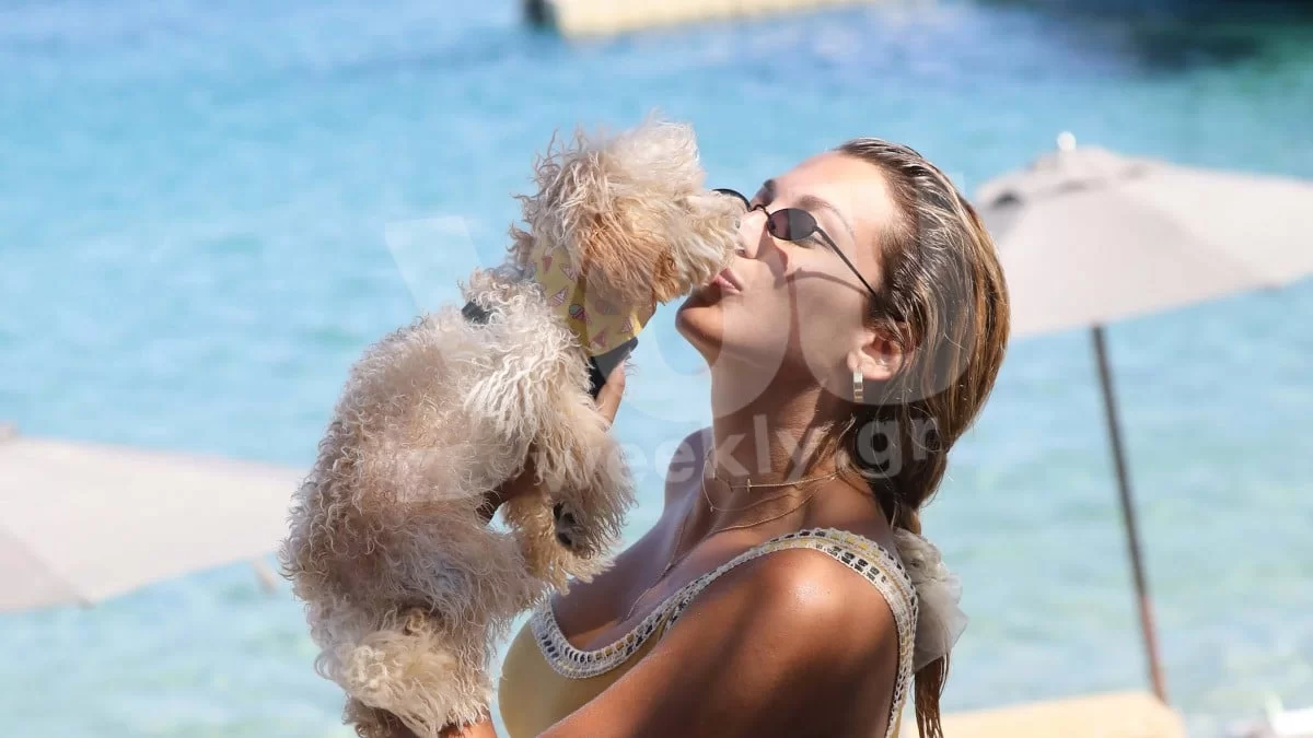 Ρουφάει την κοιλίτσα της στην παραλία: Στην Ίο με τον Σταθοκωστόπουλου η εγκυμονούσα Σπυροπούλου