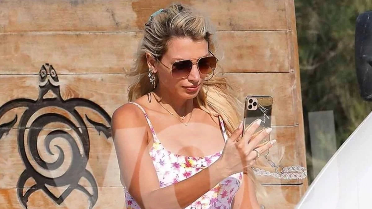 Στη Ρόδο με φουσκωμένη κοιλίτσα η Κωνσταντίνα Σπυροπούλου - Το ταξίδι λίγους μήνες πριν γίνει μαμά